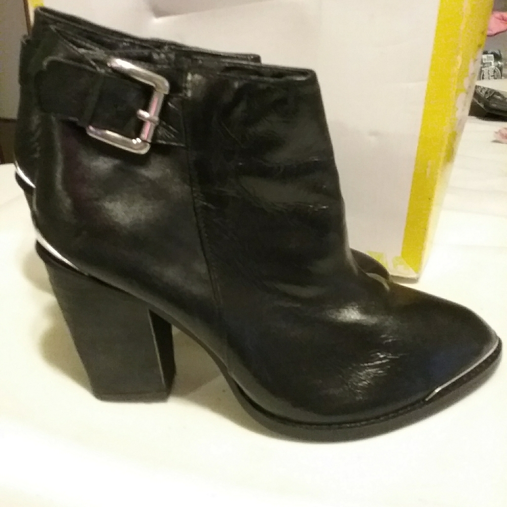 Black leaving short boots